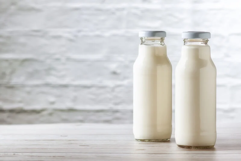 2 bottiglie di probiotici du un tavolo chiaro